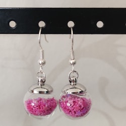 Örhängen glasglob med mörkrosa stjärnglitter