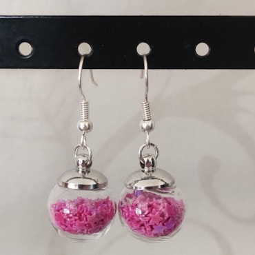 Örhängen glasglob med mörkrosa stjärnglitter