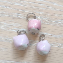 Uggla berlocker i porslin rosa med gröna ögon