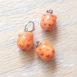 Uggle berlocker i porslin orange