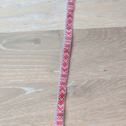 Nyckelband med dräktband röd på vit med gröna och blåa detaljer smal