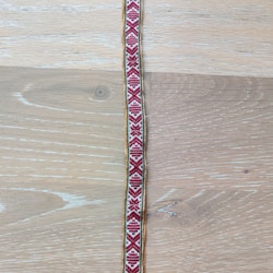 Nyckelband med dräktband röd på vit med gröna och gula detaljer