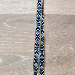 Nyckelband med dräktband mörkblå på vit med gula och gröna detaljer
