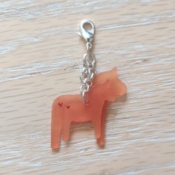 Berlock med två dalahästar orangea