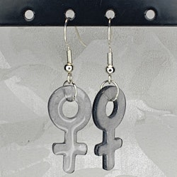 Örhängen med små kvinnosymboler i ice greey 3