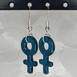 Örhängen med små kvinnosymboler i petrol blue
