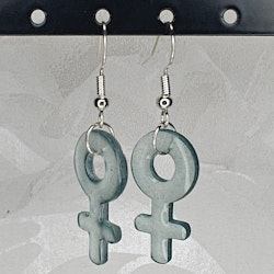 Örhängen med små kvinnosymboler i pebble blue