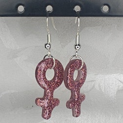 Örhängen med små kvinnosymboler med glitter mörkrosa