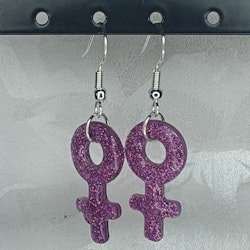Örhängen med små kvinnosymboler med glitter rosa