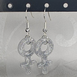 Örhängen med små kvinnosymboler med glitter silver