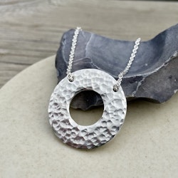 Halsband med hamrad cirkel