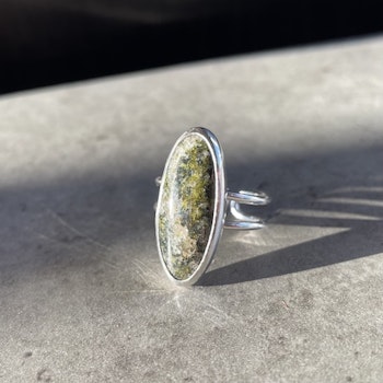 Ställbar ring med kvarts/epidot