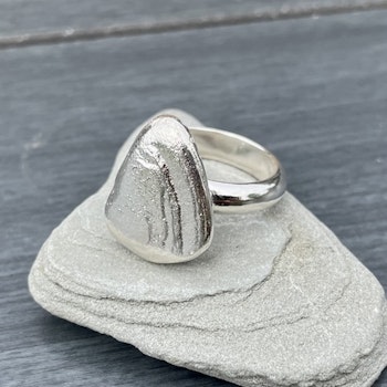 Ring med gjuten "sten" stl 18,5