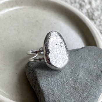 Ställbar ring med gjuten ”sten”