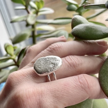 Ställbar ring med gjuten ”sten”