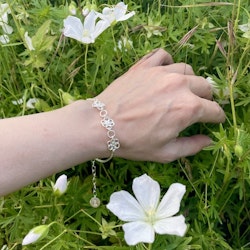 Armband med blåsippor