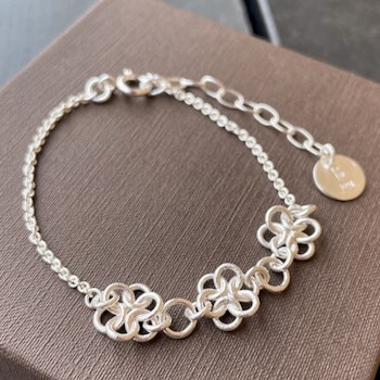 Armband med blåsippor