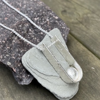 Långt halsband med fina detaljer