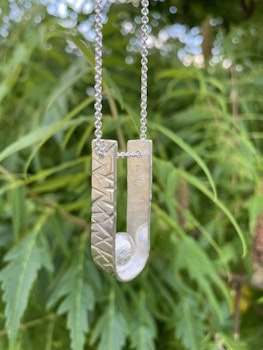 Långt halsband med fina detaljer