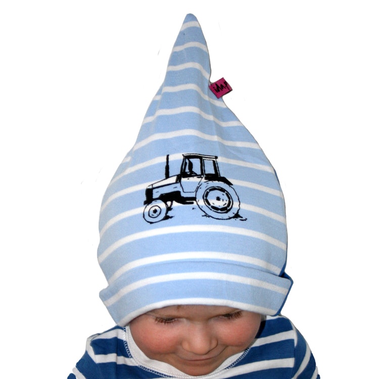Ett barn med en blå och vit randig mössa med en tryckt traktor valmet på