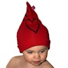 Ett barn med en röd mössa med ett handtryckt hjärta på.
