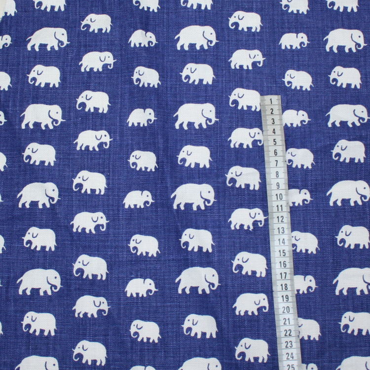 Tyg av linne från Svenskt Tenn. Blått med vita elefanter