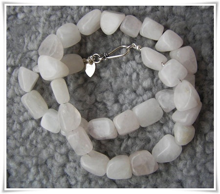 Halsband med vita rosenkvarts (104)
