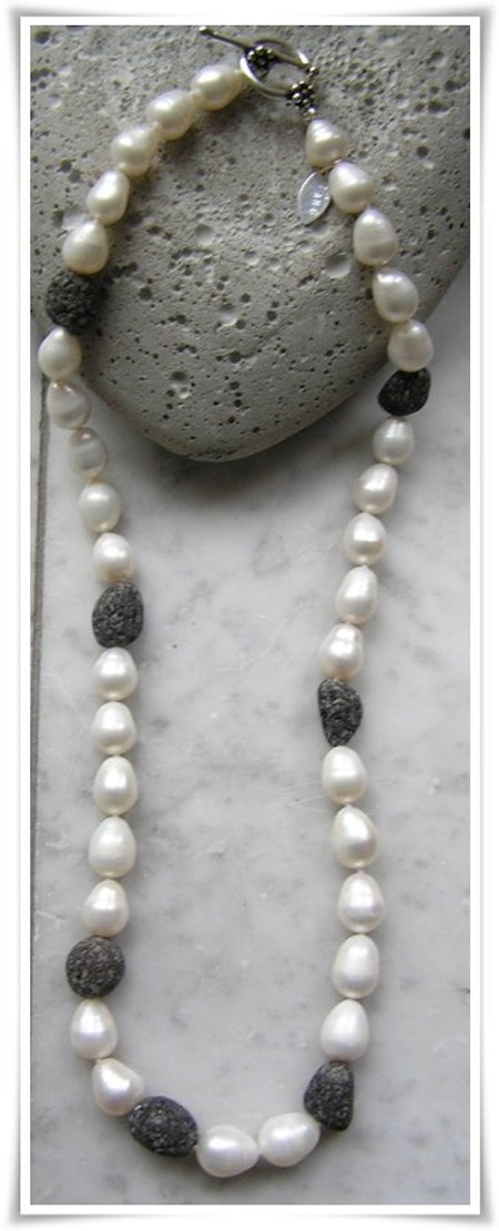 Halsband med sötvattenspärlor och lavastenar (223)