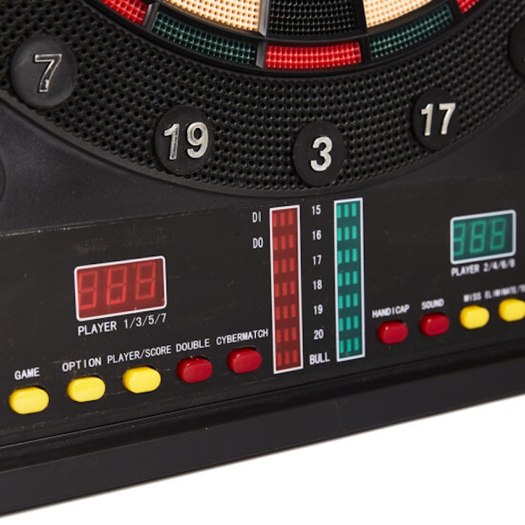 Darttavla elektronisk i dartskåp med dartpilar