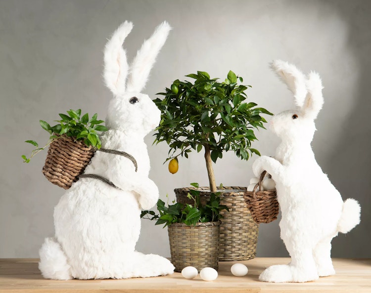 Hare Med Korg Vit 31x36x75cm. Förbeställning