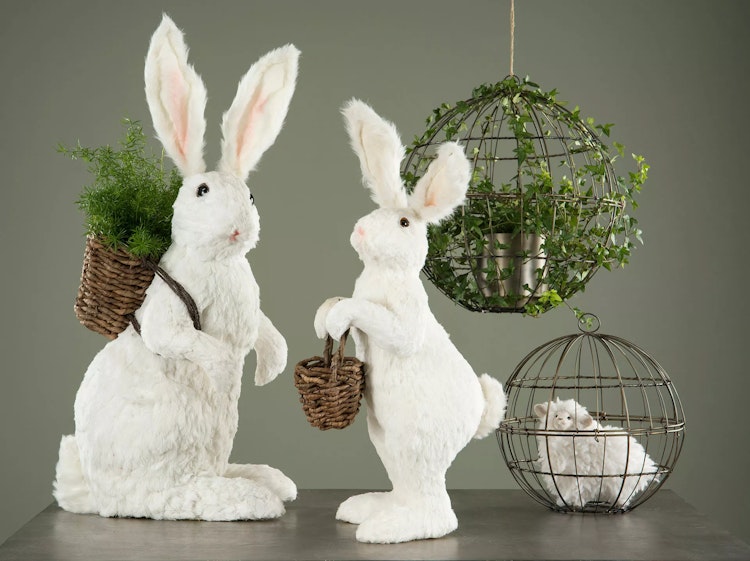 Hare Med Korg Vit 31x36x75cm. Förbeställning