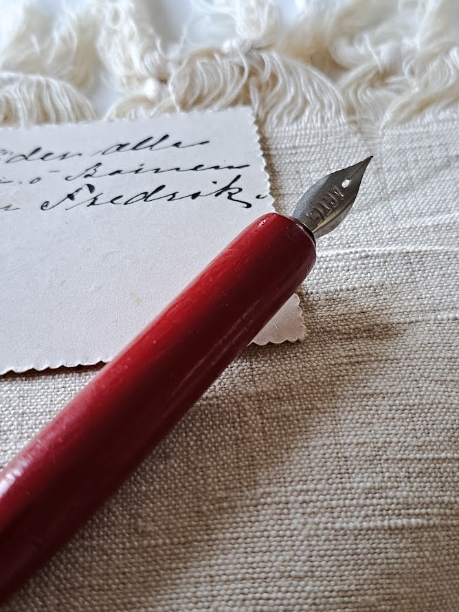 Vintage pennskaft med stålstift och handskrivet kort