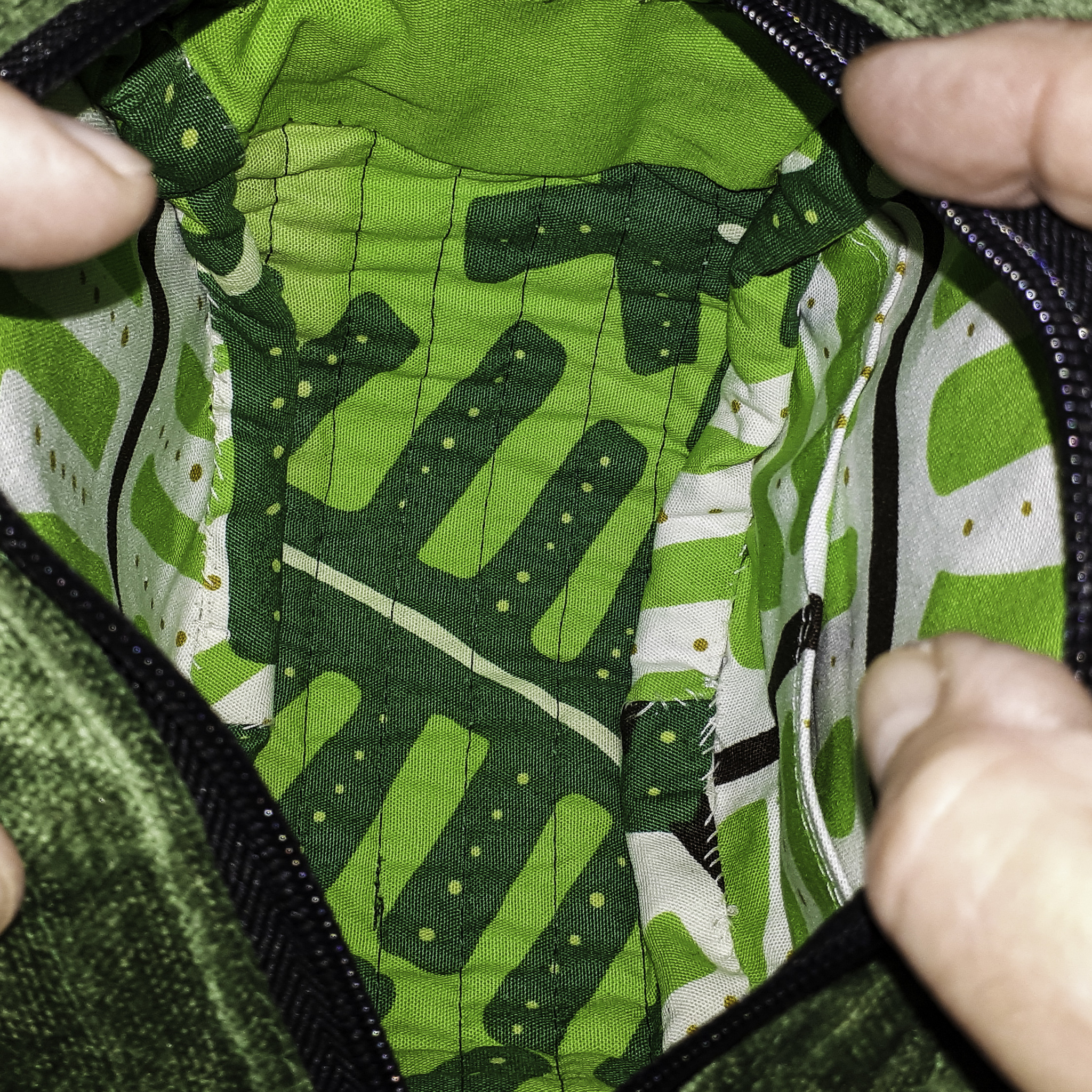 Väskans insida ljusgrön med mörkare breda gröna ränder