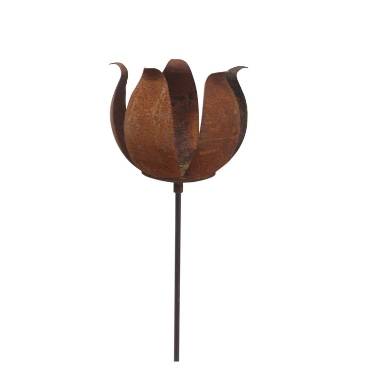 En rostig marschallhållare i form av en blomma på en hög pinne.