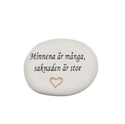 Natursten med texten "Minnena är många, saknaden är stor"