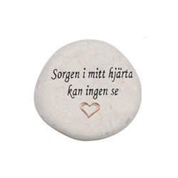 Natursten med texten "Sorgen i mitt hjärta kan ingen se"