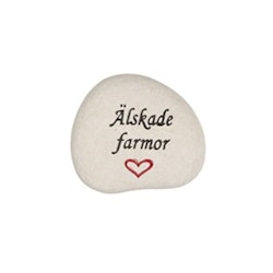 Natursten med texten "Älskade farmor"