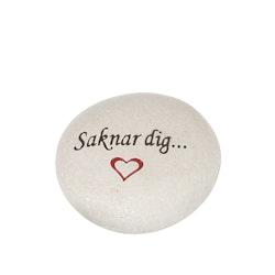Natursten med texten "Saknar dig"