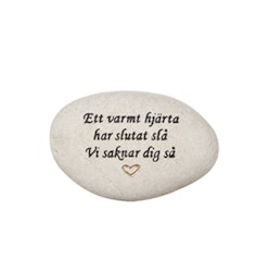 Natursten med texten "Ett varmt hjärta har slutat slå Vi saknar dig så"