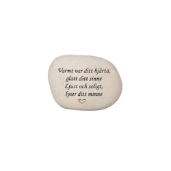Natursten med texten "Varmt var ditt hjärta..."