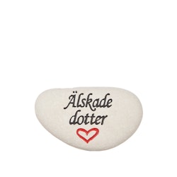 Natursten med texten "Älskade dotter"
