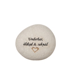 Natursten med texten "Underbar, älskad & saknad"