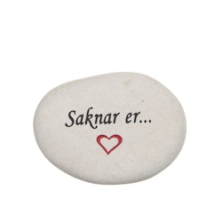 Natursten med texten "Saknar er"