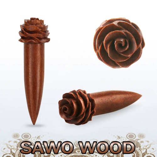 Töjning i sawo wood trä med handkarvad ros