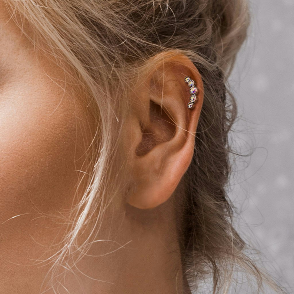 Tragus / helix barbell - Kurvad med 5st runda CZ (alla delar kirurgiskt stål)