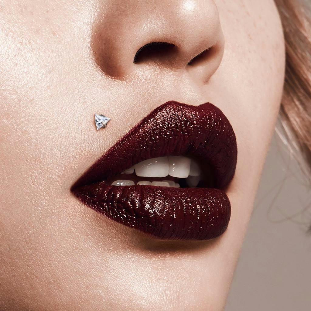 Labret i titanium 1.2mm med triangelformad 3mm CZ topp