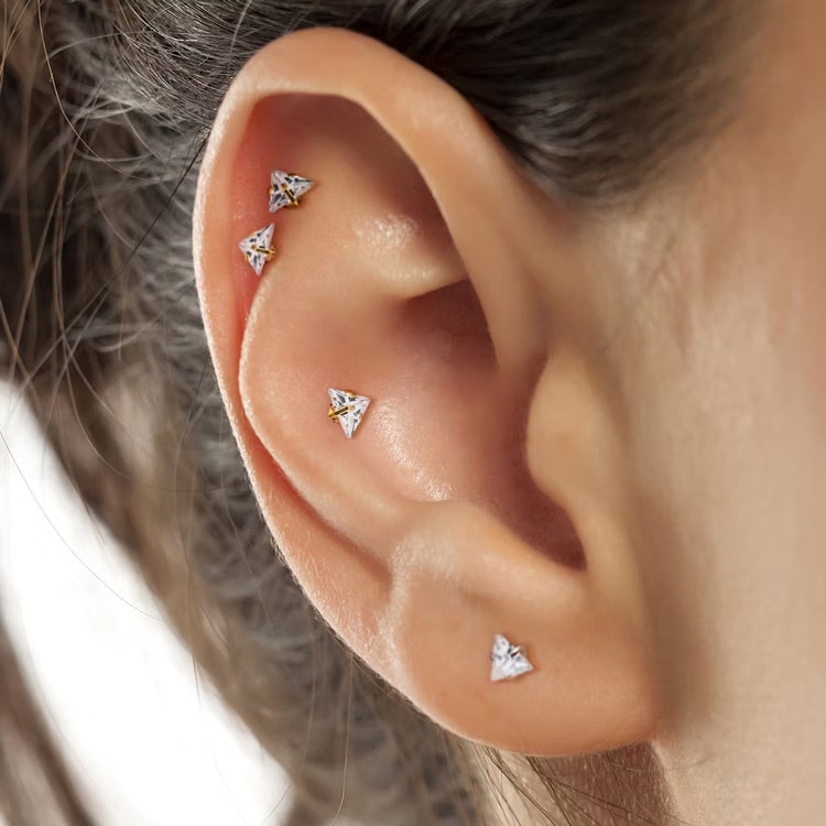 Labret i titanium 1.2mm med triangelformad 3mm CZ topp