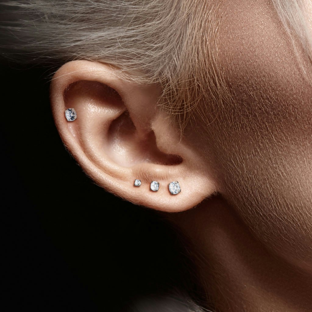 Titanium threadless labret 1.0mm med klar "prong-set" cubic zirconia topp