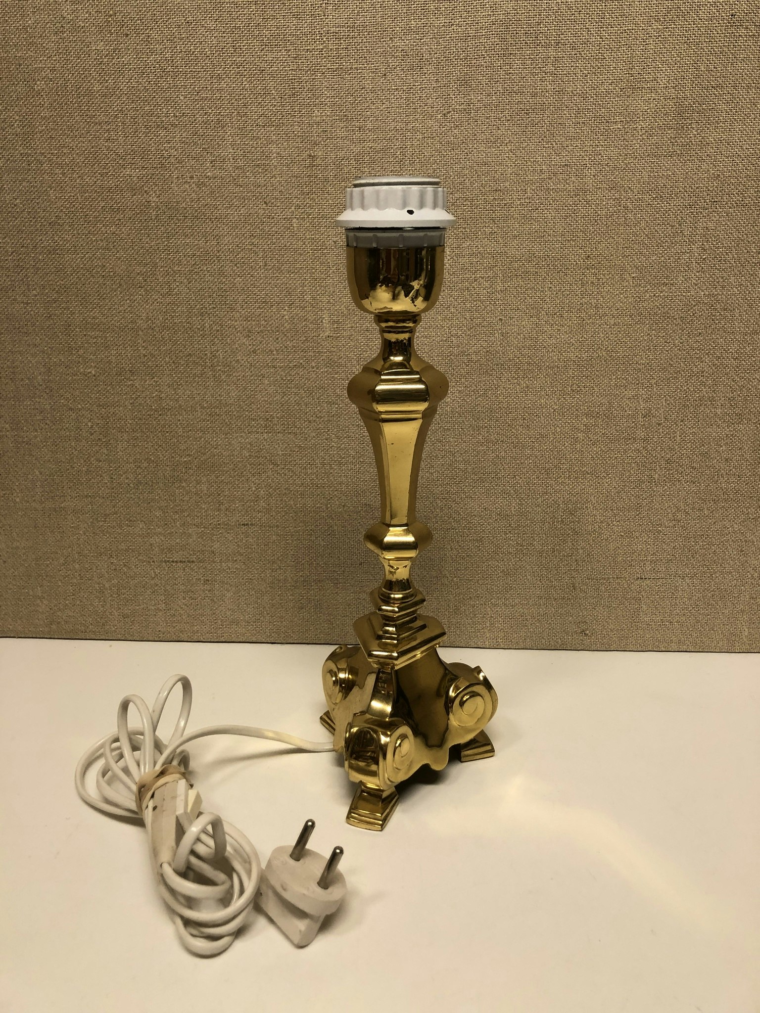 BORDSLAMPA, mässing, barockstil, 1900-talets andra hälft.