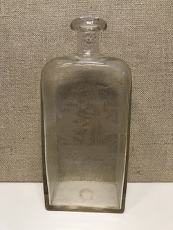 BRÄNNVINSFLASKA, etsad dekor, 1800-tal